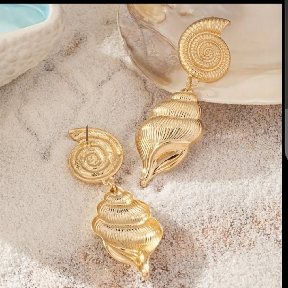 NEW! Elegant Gold Dangle Shell Earrings. - Picture 3 of 4